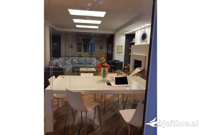 Shtepi ne shitje Vila Luksoze ne Durres, 5+1, Mobilimi E mobiluar, Pagesa 750,000  Euro.