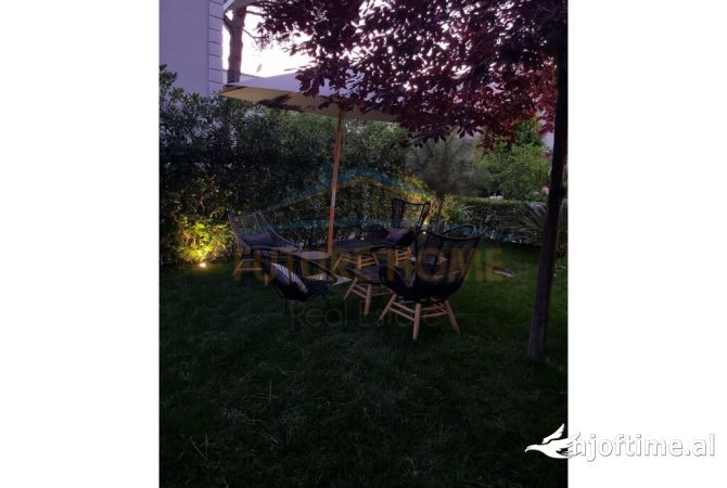 Shtepi ne shitje Vila Luksoze ne Durres, 5+1, Mobilimi E mobiluar, Pagesa 750,000  Euro.