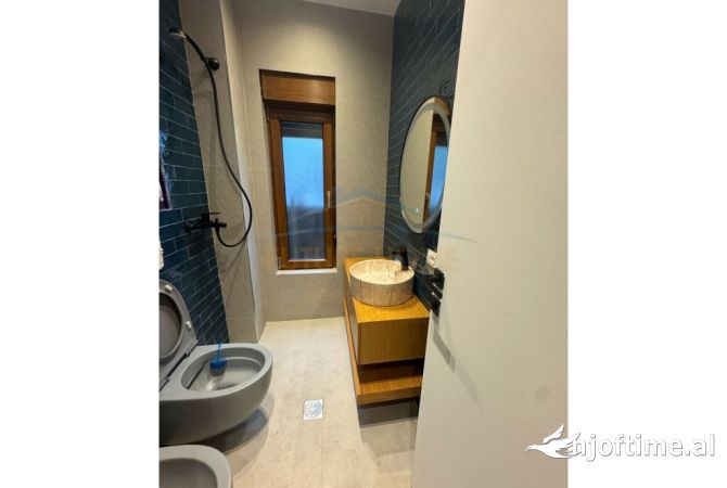 Shtepi me qera Vila Luksoze ne Tirane, 3+1, Mobilimi E mobiluar, Pagesa 3,000  Euro.