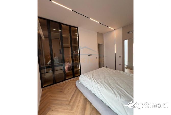 Shtepi ne shitje Vila Luksoze ne Tirane, 4+1, Mobilimi Pjeserisht e mobiluar, Pagesa 850,000  Euro.