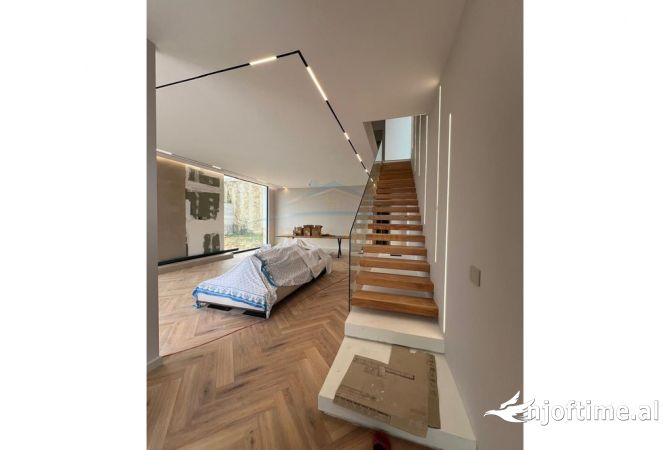 Shtepi ne shitje Vila Luksoze ne Tirane, 4+1, Mobilimi Pjeserisht e mobiluar, Pagesa 850,000  Euro.