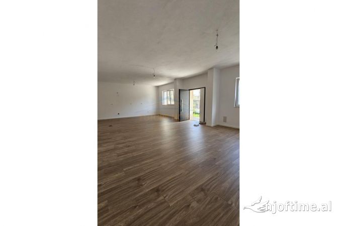 Shtepi ne shitje Vila Luksoze ne Durres, 5+1, Mobilimi Bosh, pa mobiluar, Pagesa 380,000  Euro.