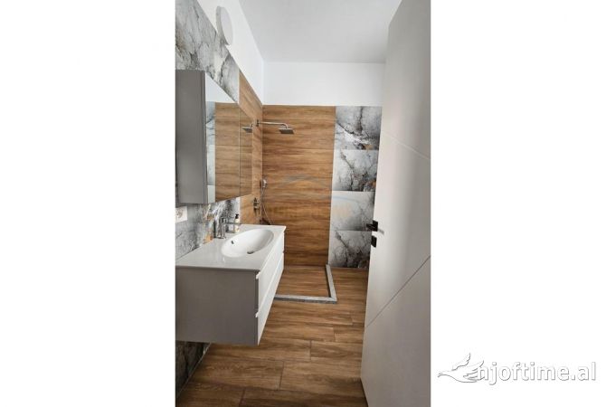 Shtepi ne shitje Vila Luksoze ne Durres, 5+1, Mobilimi Bosh, pa mobiluar, Pagesa 380,000  Euro.