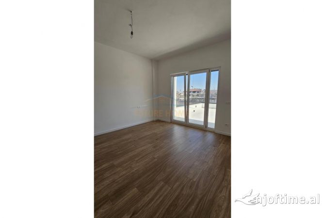 Shtepi ne shitje Vila Luksoze ne Durres, 5+1, Mobilimi Bosh, pa mobiluar, Pagesa 380,000  Euro.