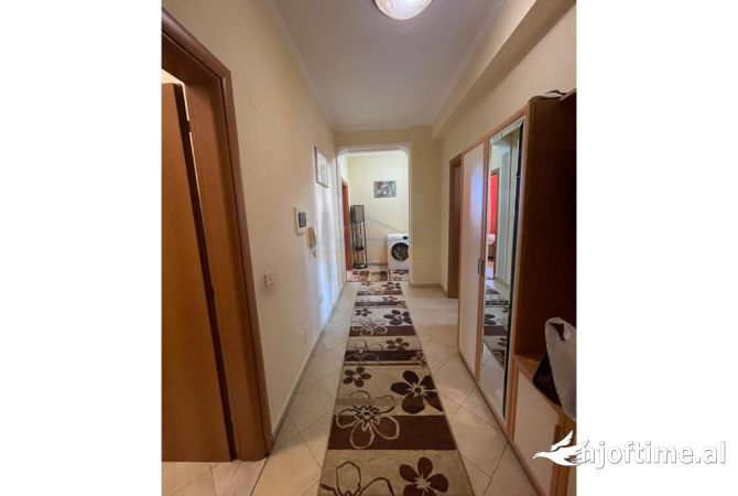 Shtepi ne shitje Apartament ne Tirane, 3+1, Mobilimi E mobiluar, Pagesa 185,000  Euro.