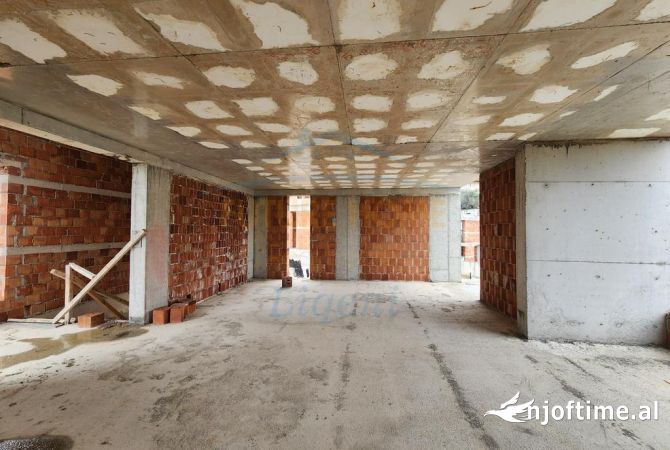 Shtepi ne shitje Vila Luksoze ne Tirane, 5+1, Mobilimi Bosh, pa mobiluar, Pagesa 950,000  Euro.