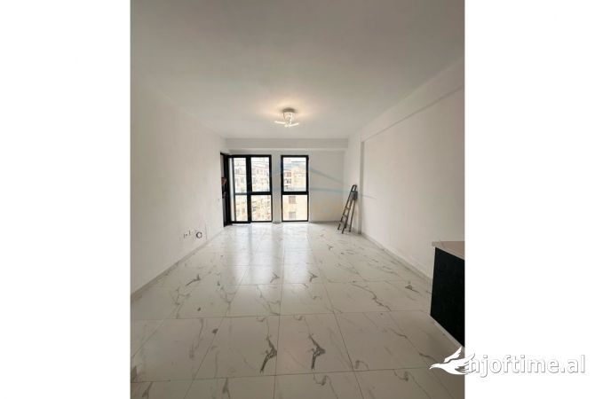 Shtepi ne shitje Apartament ne Tirane, 1+1, Mobilimi Bosh, pa mobiluar, Pagesa 120,000  Euro.