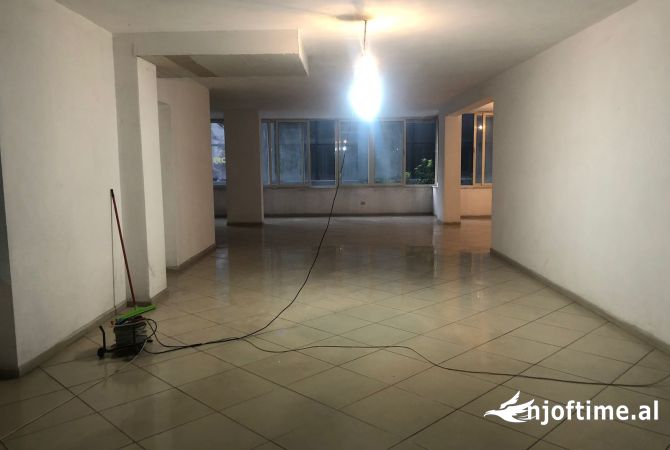 Ambient biznesi me qera 3+1 ne Tirane - 400 Euro