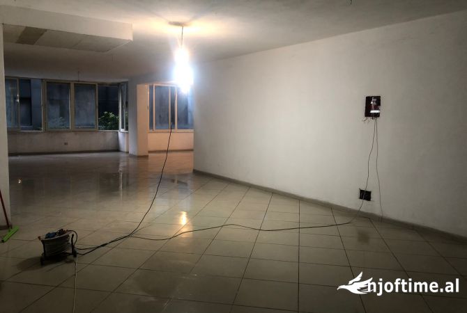 Ambient biznesi me qera 3+1 ne Tirane - 400 Euro