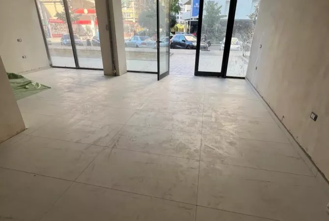 Ambiente Commerciale in Affitto 1+1 a Tirana - 2,200 Euro
