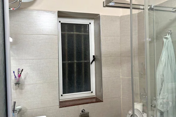 Shtepi ne shitje Apartament ne Tirane, 3+1, Mobilimi E mobiluar, Pagesa 140,000  Euro.