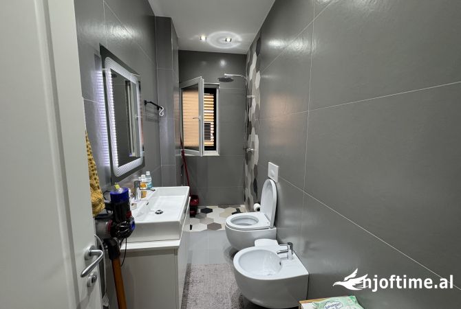 Shtepi ne shitje Apartament ne Tirane, 2+1, Mobilimi E mobiluar, Pagesa 250,000  Euro.