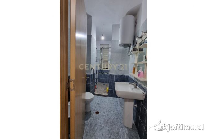 Shtepi ne shitje Apartament ne Tirane, 2+1, Mobilimi E mobiluar, Pagesa 124,000  Euro.