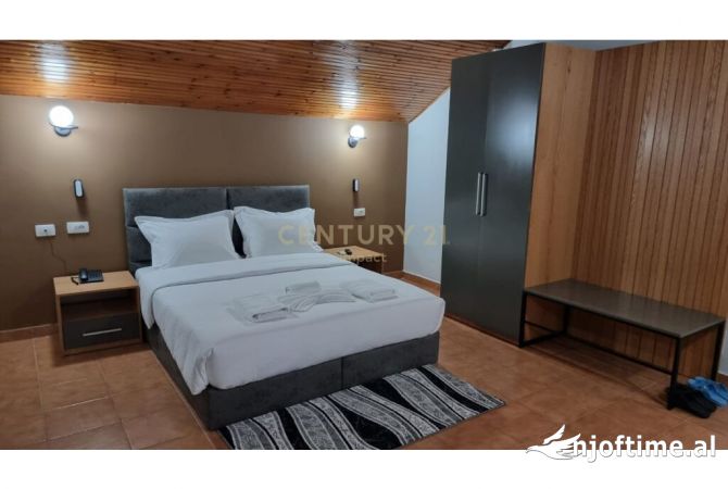 SUPER HOTEL ME QERA NE ZONEN E KOMBINATIT