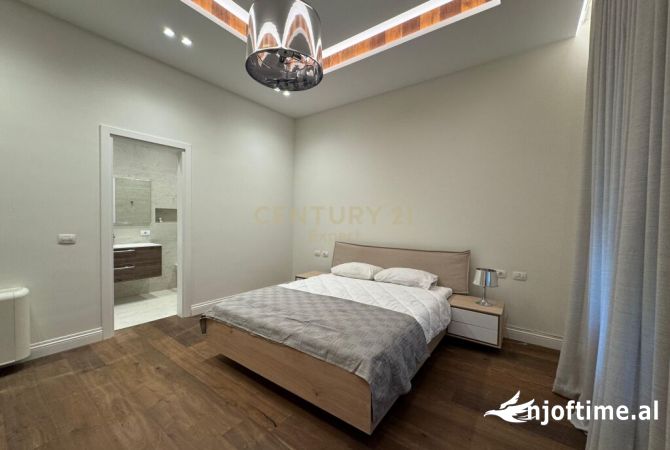 Shtepi ne shitje Vila Luksoze ne Tirane, 4+1, Mobilimi Pjeserisht e mobiluar, Pagesa 2,300,000  Euro.