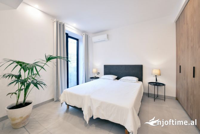 Shtepi me qera Apartament ne Tirane, Garsoniere, Mobilimi E mobiluar, Pagesa 60,000  Leke.