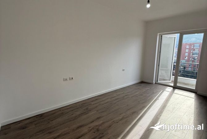 Shtepi ne shitje Apartament ne Tirane, 2+1, Mobilimi Bosh, pa mobiluar, Pagesa 145,000  Euro.