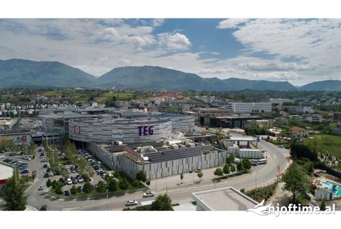 Truall ose Toke  ne Tirane - 5,000 Euro