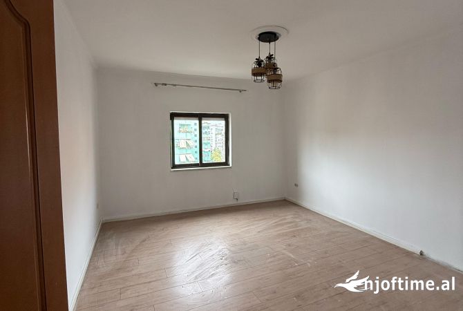 Shtepi ne shitje Apartament ne Tirane, 3+1, Mobilimi Bosh, pa mobiluar, Pagesa 298,000  Euro.