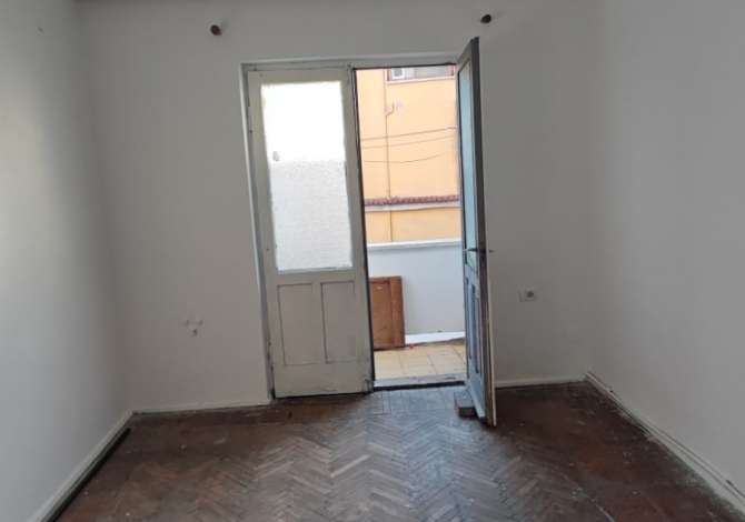 Shtepi ne shitje Apartament ne Tirane, 2+1, Mobilimi Bosh, pa mobiluar, Pagesa 120,000  Euro.