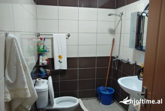 Shtepi ne shitje Apartament ne Tirane, 2+1, Mobilimi E mobiluar, Pagesa 120,000  Euro.