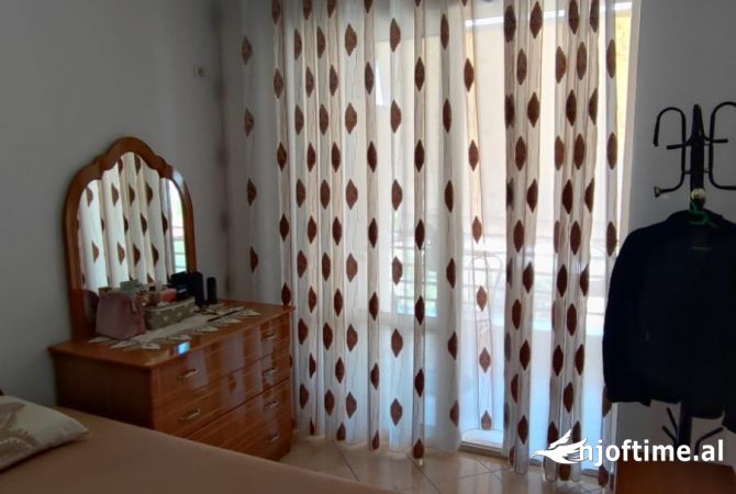 Shtepi ne shitje Apartament ne Tirane, 2+1, Mobilimi E mobiluar, Pagesa 120,000  Euro.