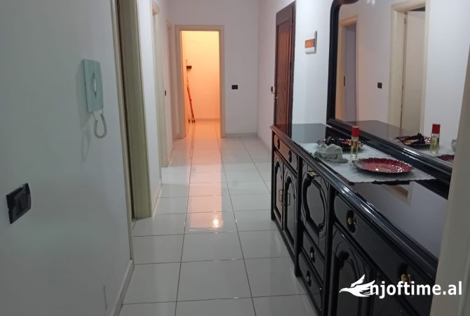 Shtepi ne shitje Apartament ne Tirane, 2+1, Mobilimi E mobiluar, Pagesa 155,000  Euro.