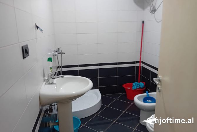 Shtepi ne shitje Apartament ne Tirane, 2+1, Mobilimi E mobiluar, Pagesa 155,000  Euro.