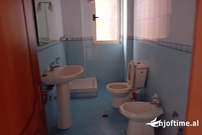 Shtepi ne shitje Apartament ne Tirane, 1+1, Mobilimi Pjeserisht e mobiluar, Pagesa 120,000  Euro.