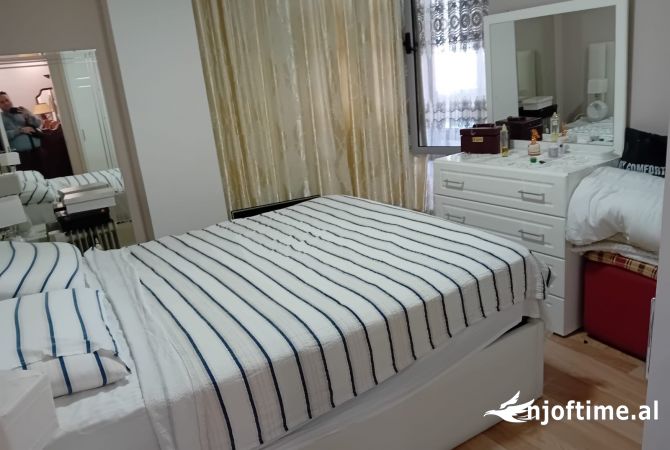 Shtepi ne shitje Apartament ne Tirane, 3+1, Mobilimi E mobiluar, Pagesa 240,000  Euro.