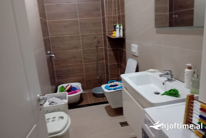 Shtepi ne shitje Apartament ne Tirane, 2+1, Mobilimi E mobiluar, Pagesa 165,000  Euro.