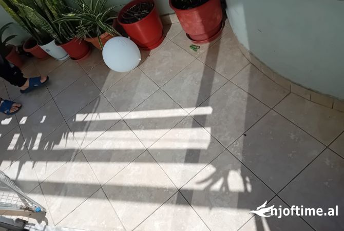 Shtepi ne shitje Apartament ne Tirane, 2+1, Mobilimi E mobiluar, Pagesa 140,000  Euro.