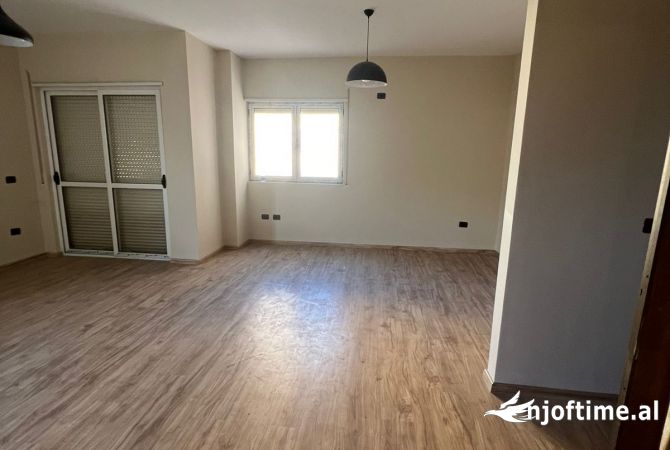 Shtepi ne shitje Apartament ne Durres, 2+1, Mobilimi Bosh, pa mobiluar, Pagesa 120,000  Euro.