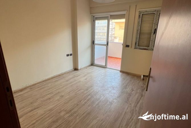 Shtepi ne shitje Apartament ne Durres, 2+1, Mobilimi Bosh, pa mobiluar, Pagesa 120,000  Euro.