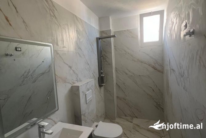 Shtepi ne shitje Apartament ne Durres, Garsoniere, Mobilimi Bosh, pa mobiluar, Pagesa 65,000  Euro.