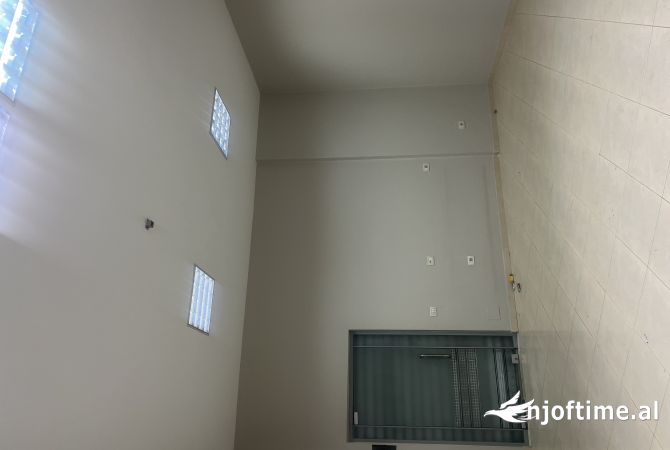 Ambient biznesi me qera 1+1 ne Tirane - 30,000 Leke