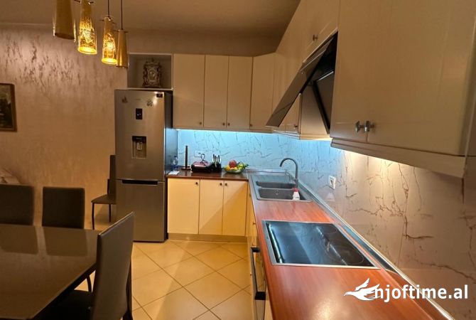 Shtepi ne shitje Apartament ne Tirane, 3+1, Mobilimi E mobiluar, Pagesa 139,900  Euro.
