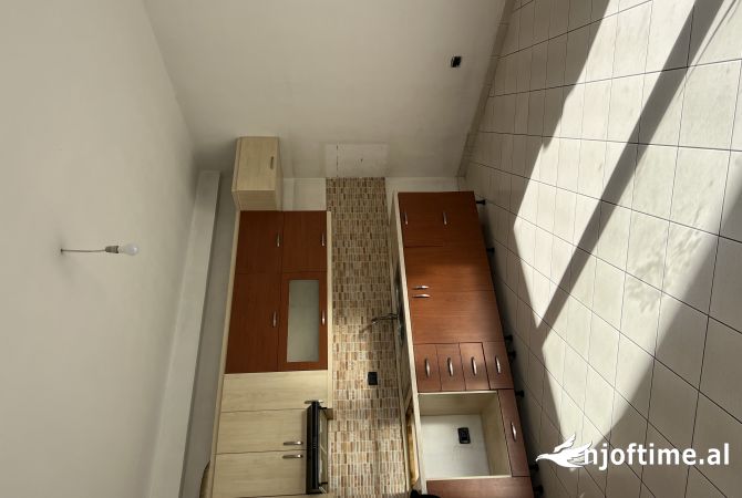 Shtepi ne shitje Apartament ne Tirane, 1+1, Mobilimi Bosh, pa mobiluar, Pagesa 92,000  Euro.