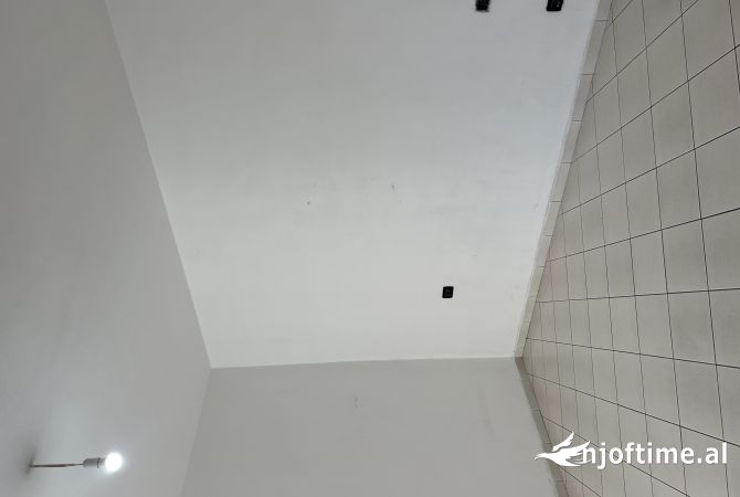 Shtepi ne shitje Apartament ne Tirane, 1+1, Mobilimi Bosh, pa mobiluar, Pagesa 92,000  Euro.