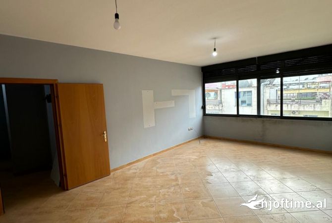 Shtepi ne shitje Apartament ne Tirane, 2+1, Mobilimi Bosh, pa mobiluar, Pagesa 130,000  Euro.