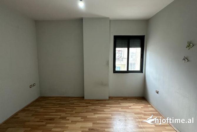 Shtepi ne shitje Apartament ne Tirane, 2+1, Mobilimi Bosh, pa mobiluar, Pagesa 130,000  Euro.