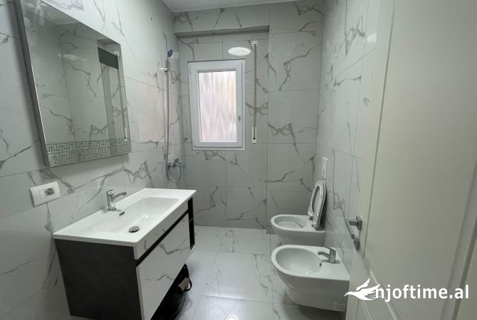 Shtepi me qera Apartament ne Tirane, 2+1, Mobilimi Bosh, pa mobiluar, Pagesa 500  Euro.