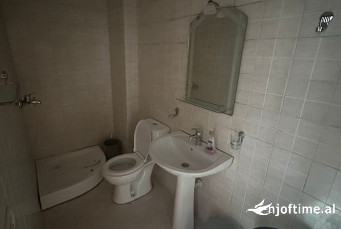 Shtepi me qera Apartament ne Tirane, 3+1, Mobilimi E mobiluar, Pagesa 500  Euro.
