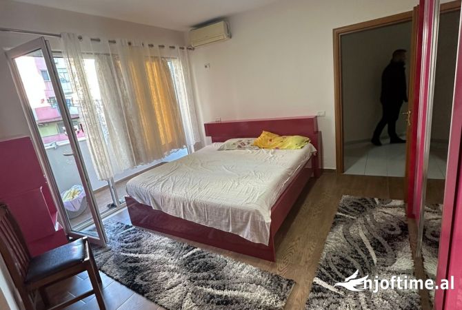 Shtepi me qera Apartament ne Tirane, 3+1, Mobilimi E mobiluar, Pagesa 500  Euro.
