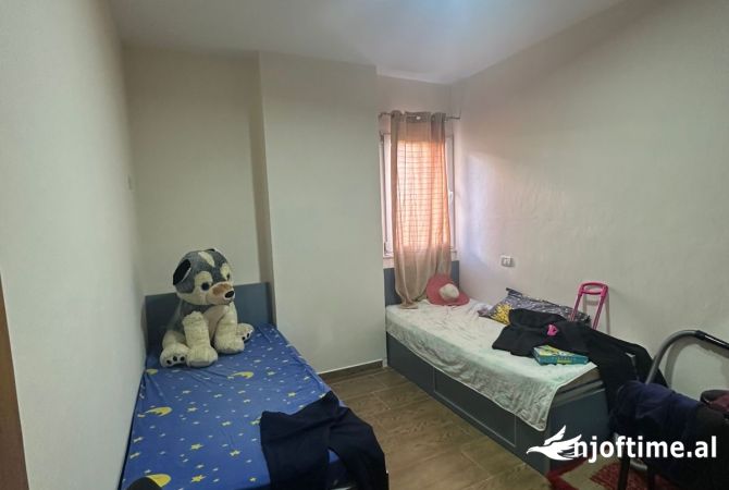 Shtepi me qera Apartament ne Tirane, 3+1, Mobilimi E mobiluar, Pagesa 500  Euro.