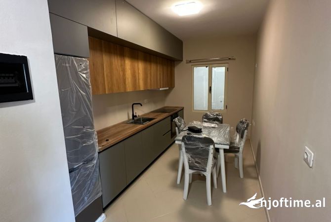 Shtepi me qera Apartament ne Tirane, 2+1, Mobilimi E mobiluar, Pagesa 700  Euro.