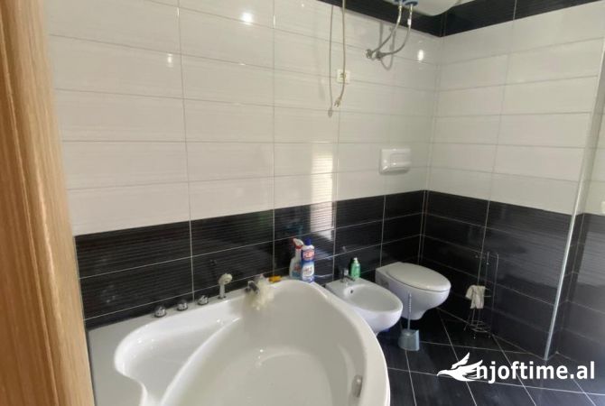 Shtepi me qera Apartament ne Tirane, 4+1, Mobilimi E mobiluar, Pagesa 850  Euro.