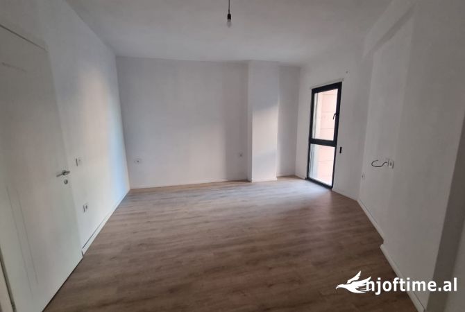 Shtepi me qera Apartament ne Tirane, 2+1, Mobilimi Bosh, pa mobiluar, Pagesa 500  Euro.
