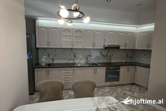 Shtepi me qera 2+1 ne Tirane - 1,300 Euro