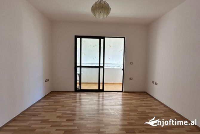 Shtepi ne shitje Apartament ne Tirane, 2+1, Mobilimi Bosh, pa mobiluar, Pagesa 130,000  Euro.